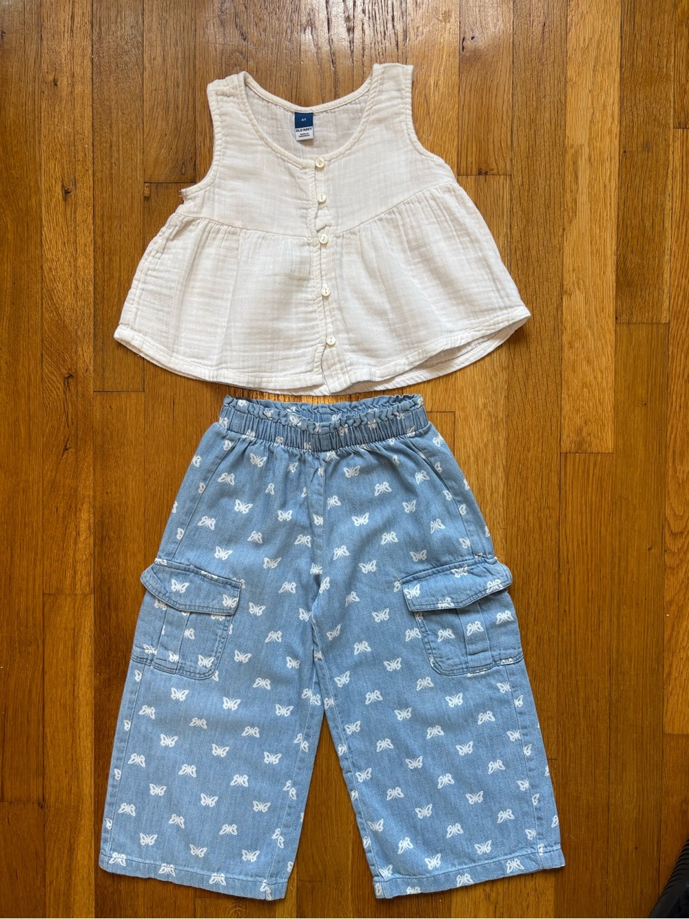Old Navy Blue Butterfly Cargo Pants with Cream Button Tank Top, 4t 100% cotton
